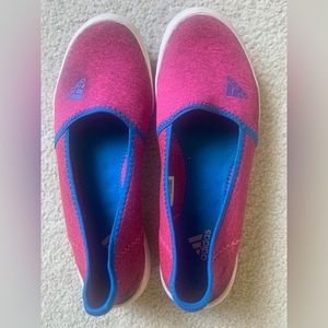 Adidas Womens Beach/Water shoes. Stretchy Size 7 . Traxion soles. Fushia Pink.